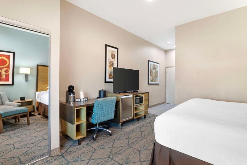 King Room with Bath Tub - Disability Access image 3