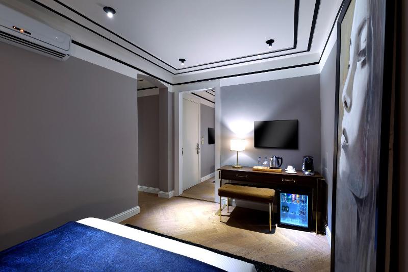 Connecting Family Room - no window image 2