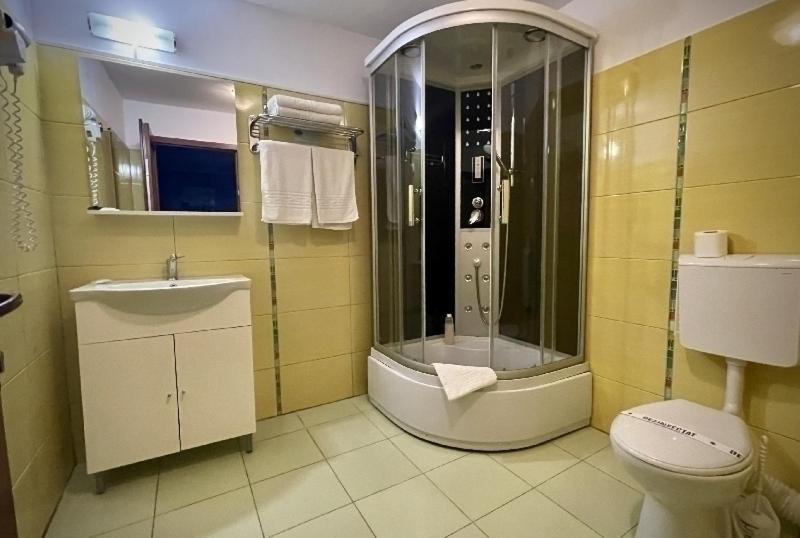 Standard Double Room image 3