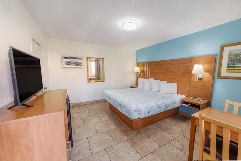 Small King Room - Non-Smoking image 4