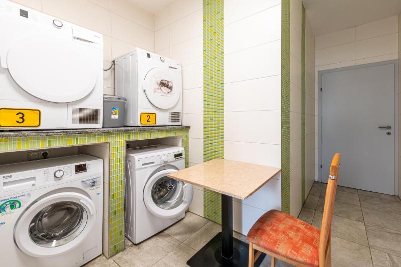 Twin Room with Bathroom image 4
