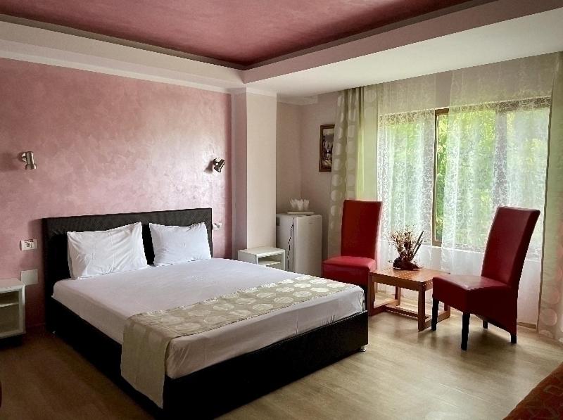Triple Room with Garden View image 4
