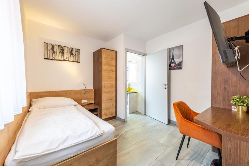 Single Room with Bathroom image 1