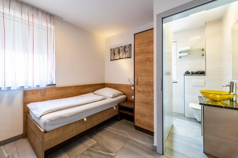 Single Room with Bathroom image 3