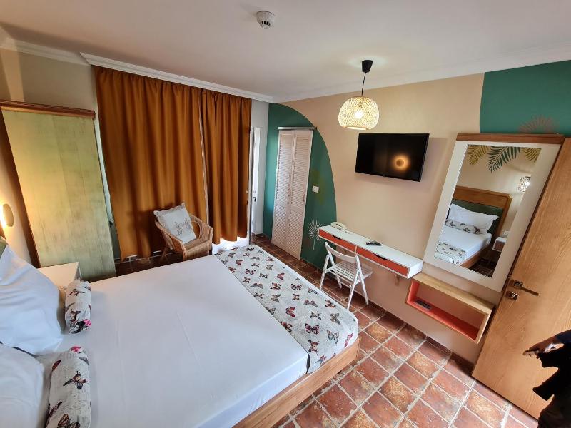 Queen Room with Balcony image 2