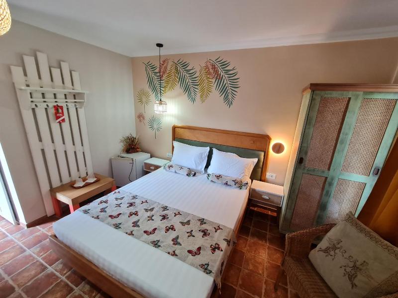 Queen Room with Balcony image 3