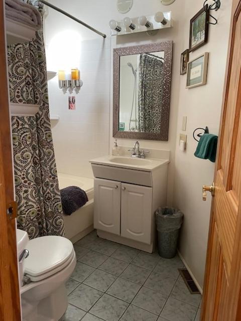 Triple Room with King Bed image 2