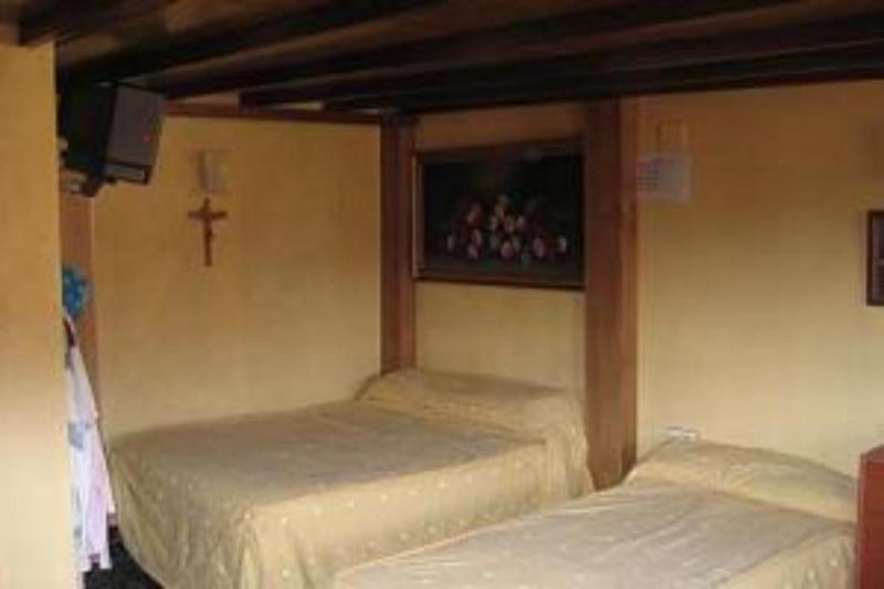Double or Twin Room image 4