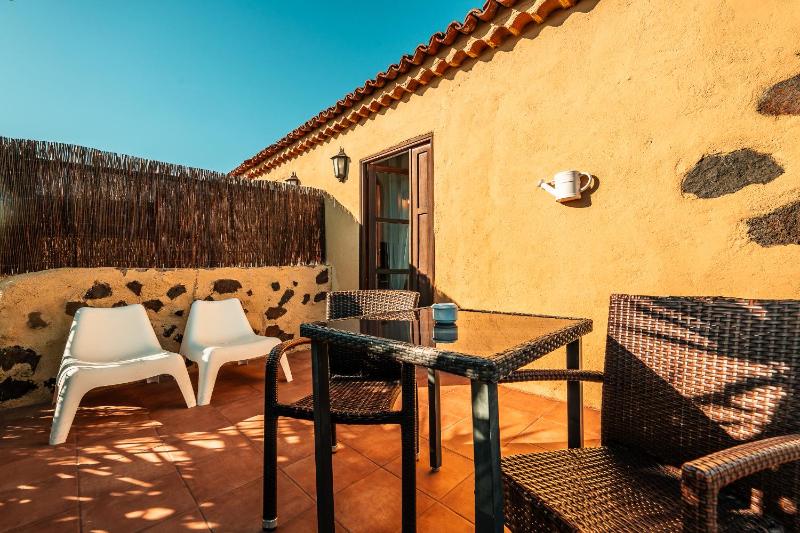 Double Room with Balcony and Sea View image 4