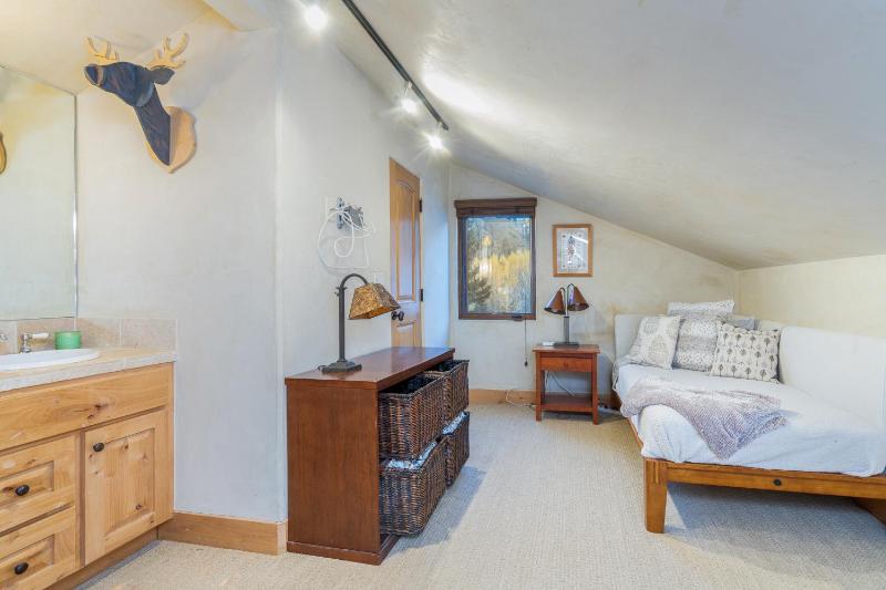 Experience mountain views in this spacious 3-bedroom Telluride Lodge #423 - image 22