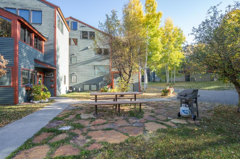 Experience mountain views in this spacious 3-bedroom Telluride Lodge #423 - image 9