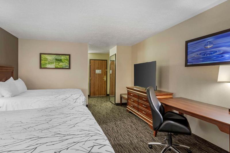 Queen Room with Two Queen Beds - Poolside image 3