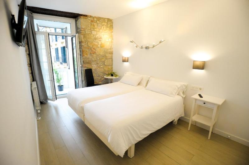 Superior Double Room with Balcony image 4