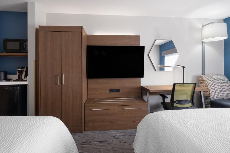 Standard Room with Two Queen Beds image 4