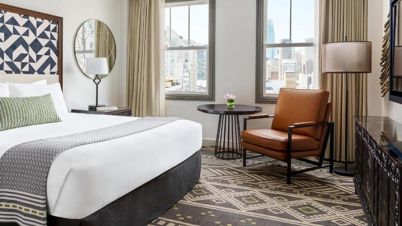 Standard King Room with City View image 2