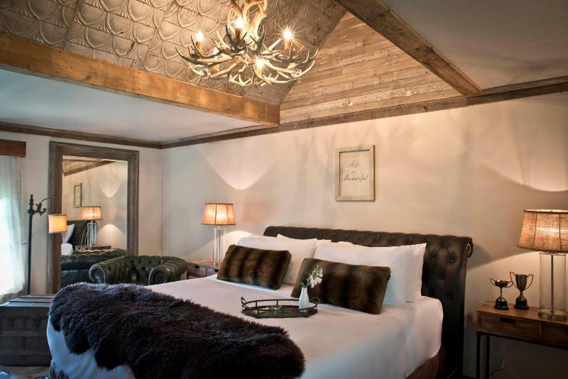 Deluxe King Room image 2