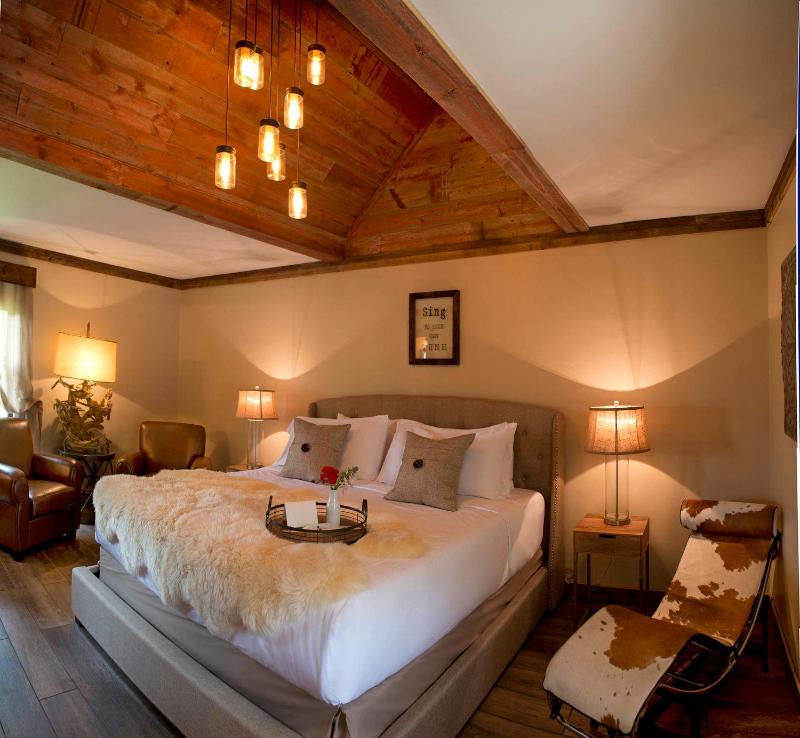 Deluxe King Room image 4