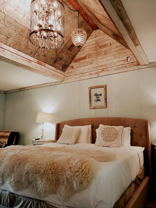 Deluxe King Room image 3