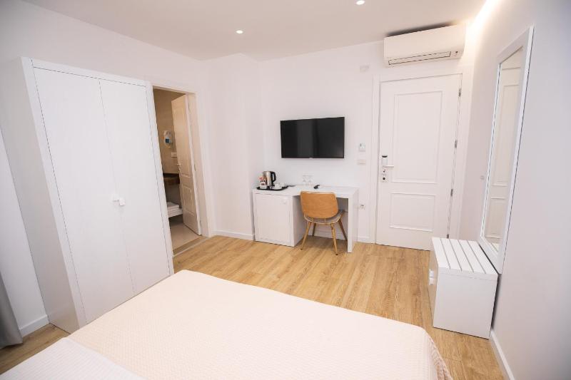 Double Room image 3
