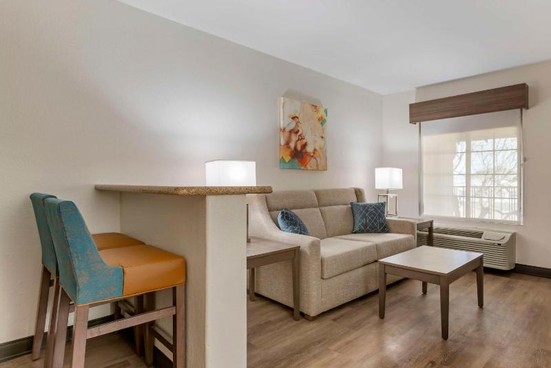 Queen Suite with Sofa Bed - Non-Smoking image 3