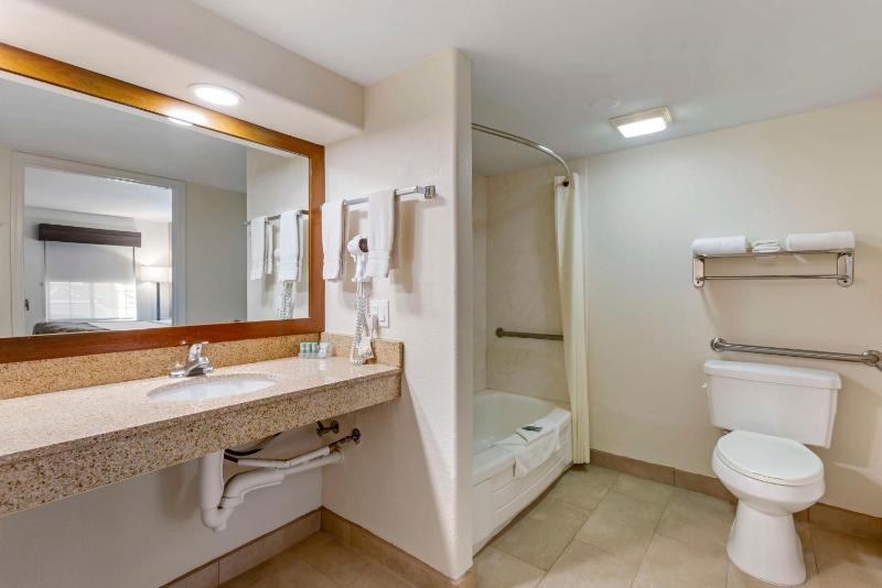 Queen Room - Disability Access - Non Smoking image 2