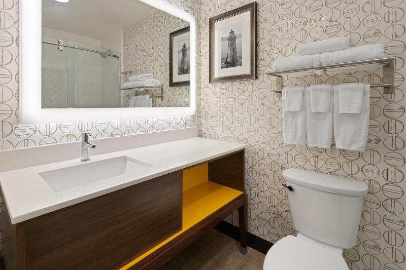 Standard King Room image 2