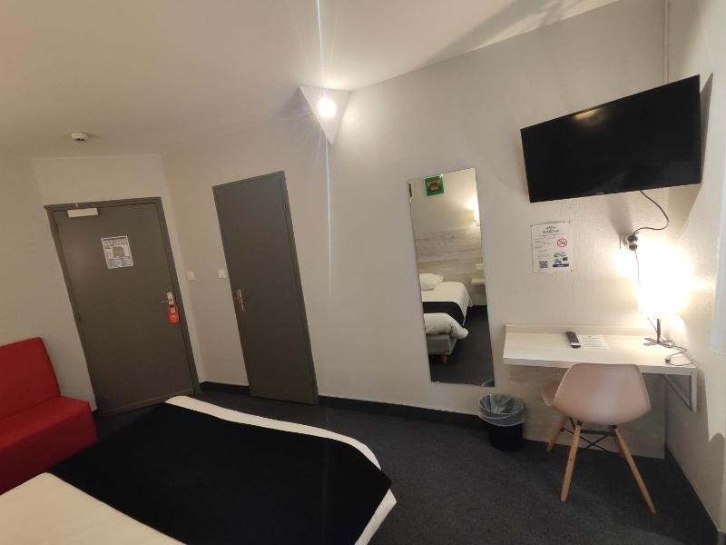 Standard Queen Room image 3