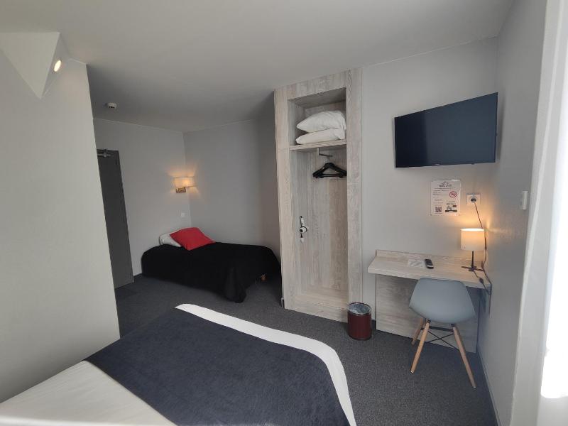 Triple Room with Queen and Single Bed image 2