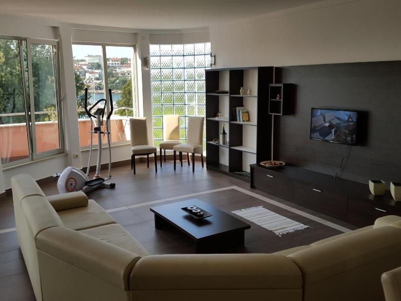 Three-Bedroom Apartment with Balcony and Sea View image 2