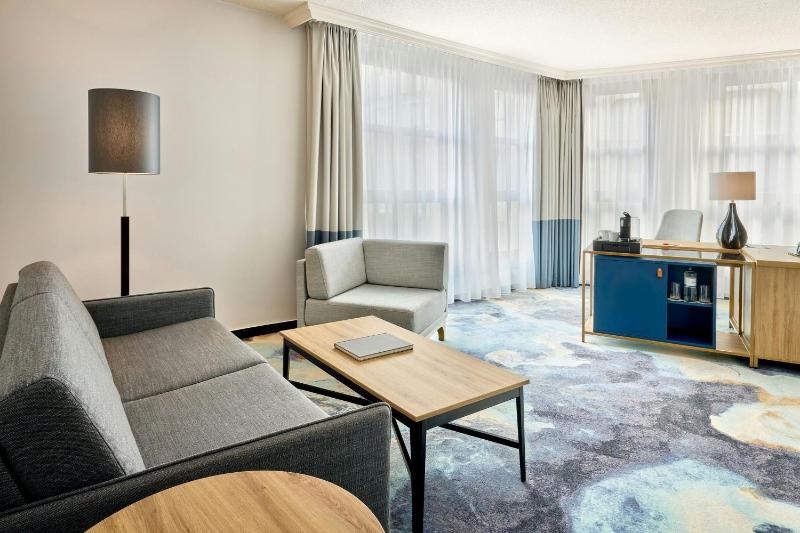 Studio Suite, Executive lounge access, Larger Studio, Sofa bed image 1