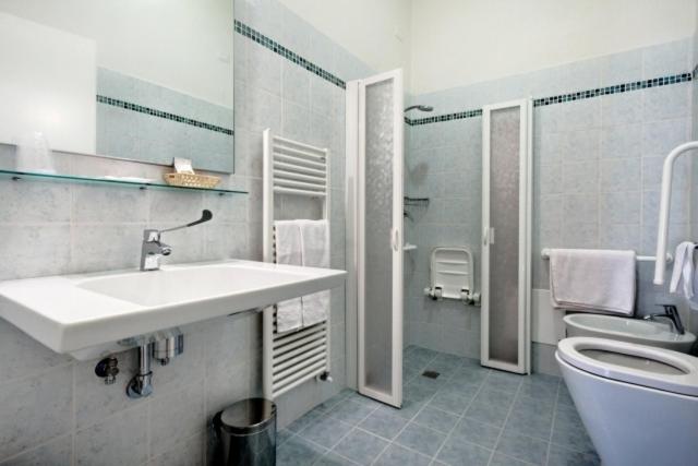 Double or Twin Room image 3