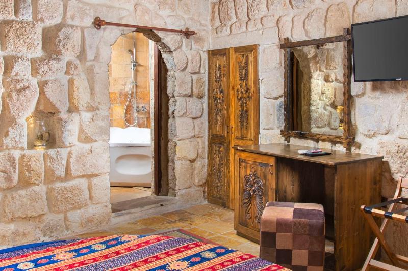 Deluxe Suite with Spa Bath image 2