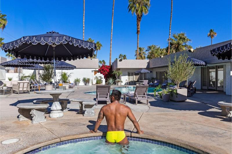 Casa Oliver Hotel & Resort - A Men's Clothing Optional Resort in Palm Springs - image 17