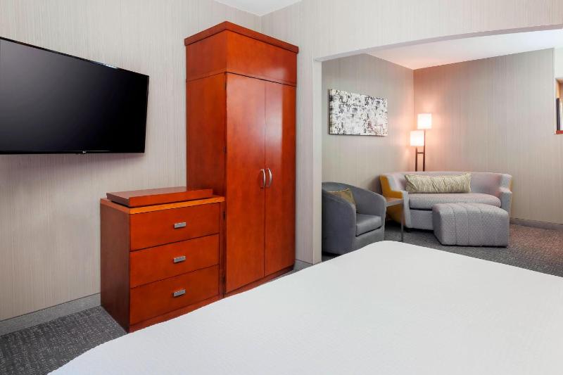 Junior Suite, 1 King, Sofa bed  image 4