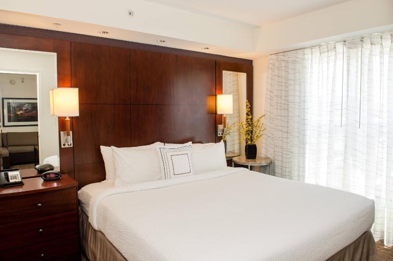 One-Bedroom King Suite with Sofa Bed and Adapted Tub - Mobility Accessible image 2