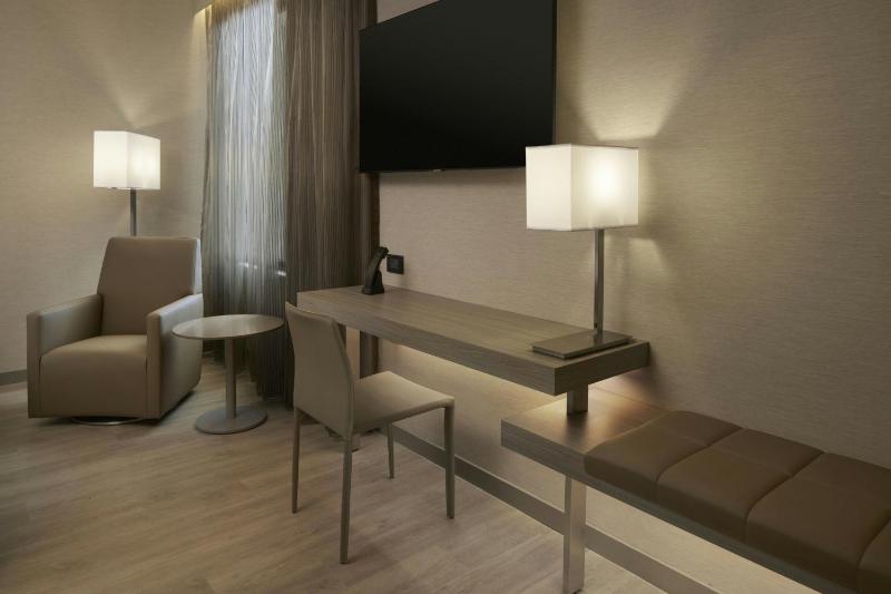 AC Hotel by Marriott Seattle Downtown - image 2