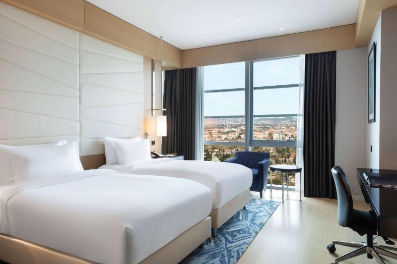 Deluxe Room Twin Bed with City View image 1