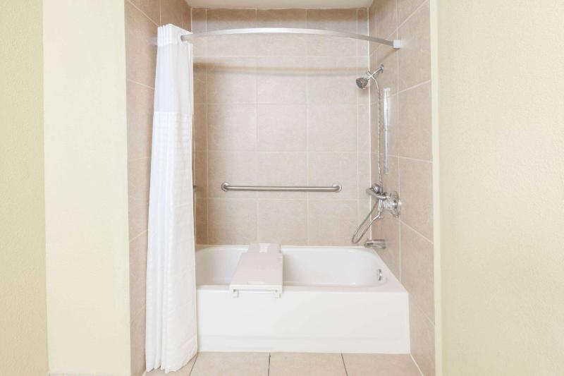 King Room with Bath Tub - Mobility/Hearing Accessible - Non-Smoking image 3
