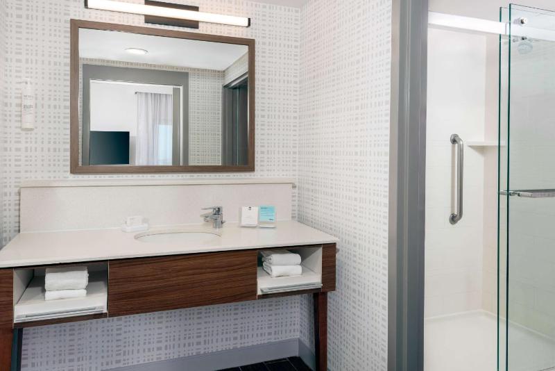 King Suite with Balcony - Non-Smoking image 2