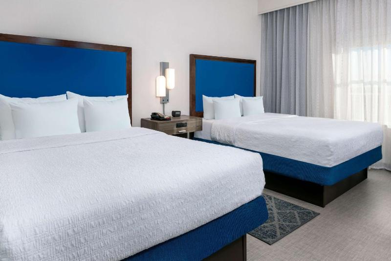 Queen Suite with Two Queen Beds and One Sofa Bed and Beach View - Non-Smoking image 4