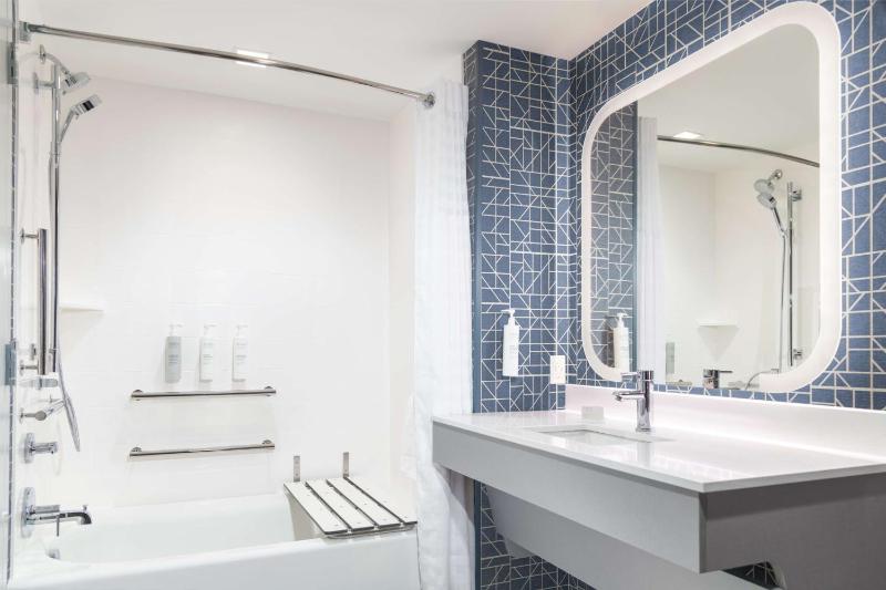 King Studio Suite with Bath Tub - Mobility Accessible image 2