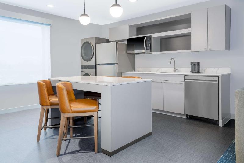 One-Bedroom King Suite - Hearing Accessible image 4