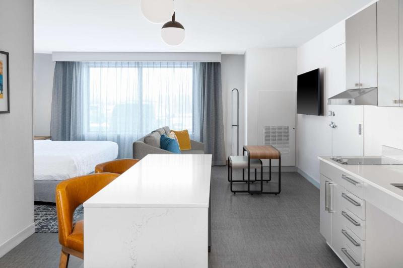 King Studio Suite with Bath Tub - Mobility Accessible image 4