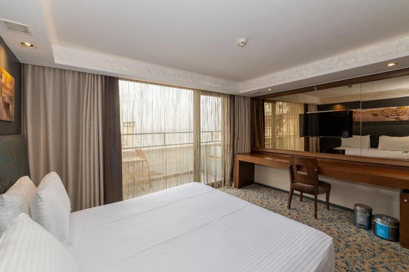 Executive Double Room with Bath and Balcony image 4