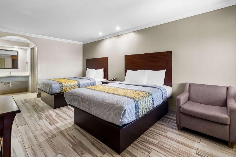 Americas Best Value Inn Houston Heights at I-45 - image 7