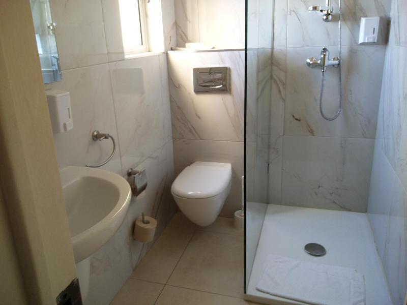 Standard Twin Room image 4