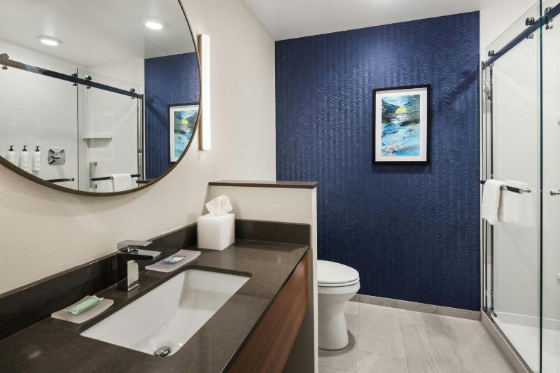Queen Room with Two Queen Beds and Adapted Tub - Mobility Accessible image 4
