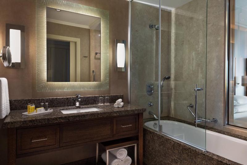 Deluxe Room with Two Double Beds, City View image 2