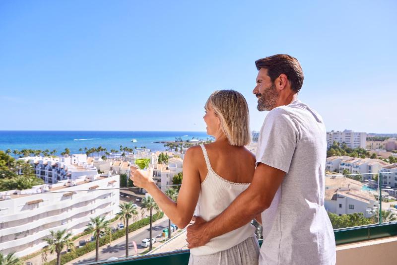 Double Room with Balcony and Sea View image 3