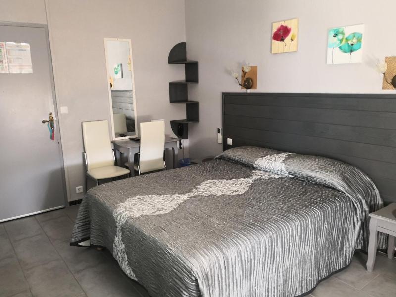Confort double room with bathroom and city view image 3